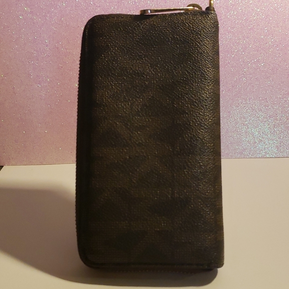 Authentic MK Wallet. Excellent condition - Picture 2 of 5